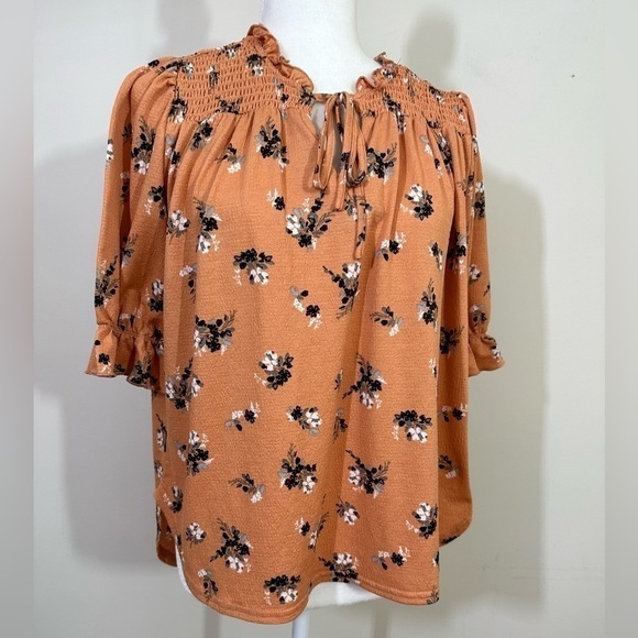 Melloday sz sm top in a pumpkin color with a floral print. Ruching front & back - Picture 11 of 15